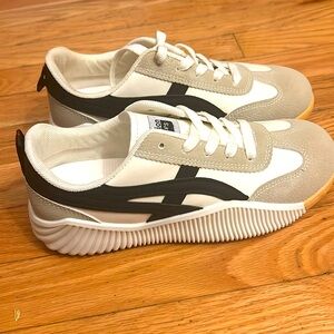 DeFlorance women’s lightweight sneakers, size 7.5